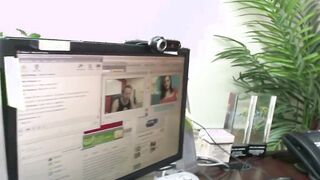 Vanessa Sensual Gets Her Twat Nailed Live Inside A Chat Room