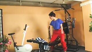 nude into gym, her bald snatch looks so tasty