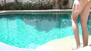 geiler Pool Fick mit der Transe