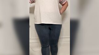 Beauty cunt with mouth struggles to hold her full bladder