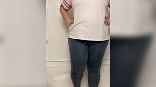 Beauty cunt with mouth struggles to hold her full bladder