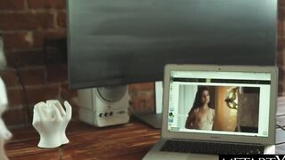 Blue-eyed blonde masturbates over her favorite porn camgirl