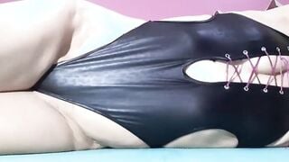 THE EROTIC cougar SHOWS HER ROUND BUTT INSIDE DENTAL FLOOR FOR ALL HER FANS