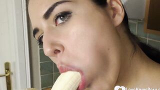 Wondrous lady swallows a sex toy before cool off herself