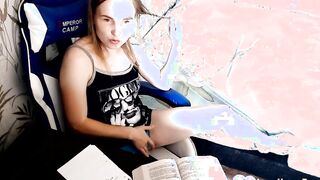 Gamer snatch with mouth spreads her legs for a solo