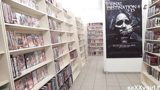 Outdoor! Geiler Dildofick inside der Videothek