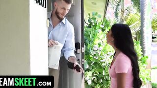 Curvy Latin Delivering women gives Horny Client some Extra Services and Receives a Gigantic Load as a Tip