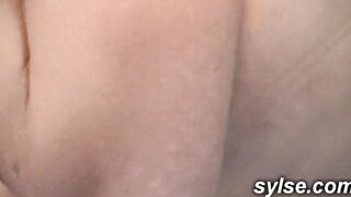 Milf et 19 yo exhib au tennis : initiation partouze en outdoors