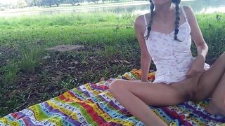 Masturbação arriscada em público ao ar livre jovem se masturbando no lago