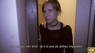 DEBT4k. Jolie jeune fille avec un tour de cou satisfait le boner du collecteur de dettes