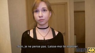 DEBT4k. Jolie jeune fille avec un tour de cou satisfait le boner du collecteur de dettes