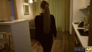 DEBT4k. Jolie jeune fille avec un tour de cou satisfait le boner du collecteur de dettes