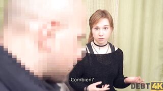 DEBT4k. Jolie jeune fille avec un tour de cou satisfait le boner du collecteur de dettes