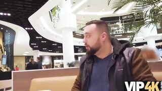 VIP4K. Il fidanzato non è contrario al sesso della sua fidanzata e del suo ricco sconosciuto