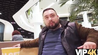 VIP4K. Il fidanzato non è contrario al sesso della sua fidanzata e del suo ricco sconosciuto