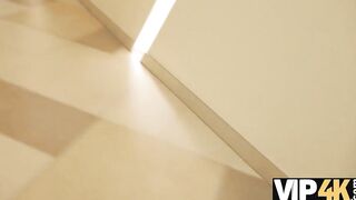 VIP4K. Il fidanzato non è contrario al sesso della sua fidanzata e del suo ricco sconosciuto