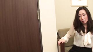 Sara Yumeka meets a GF in a hotel to fucked