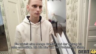 DEBT4k. Russischer Shopaholic von Schuldeneintreiber inside Hubbys Gegenwart gefickt
