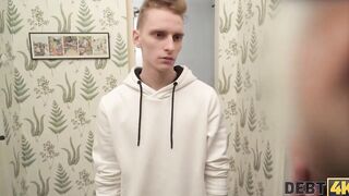 DEBT4k. Russischer Shopaholic von Schuldeneintreiber inside Hubbys Gegenwart gefickt