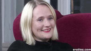 Die schwangere Lena W macht es sich selbst