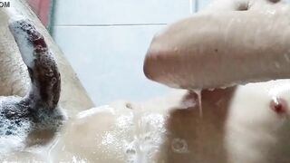 Bañanadome y masajeandome hasta venirme