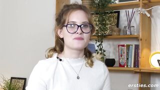 Naturmädchen Luna verwönt sich mit dem Zauberstabvibrator