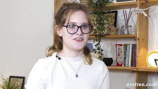 Naturmädchen Luna verwönt sich mit dem Zauberstabvibrator