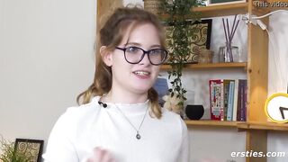 Naturmädchen Luna verwönt sich mit dem Zauberstabvibrator