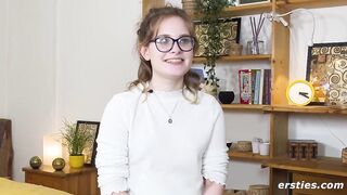 Naturmädchen Luna verwönt sich mit dem Zauberstabvibrator