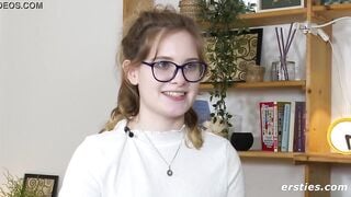 Naturmädchen Luna verwönt sich mit dem Zauberstabvibrator