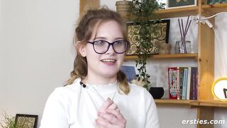 Naturmädchen Luna verwönt sich mit dem Zauberstabvibrator