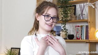 Naturmädchen Luna verwönt sich mit dem Zauberstabvibrator
