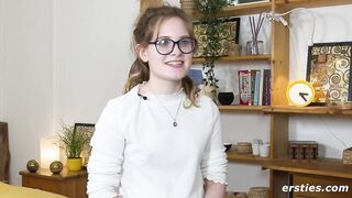 Naturmädchen Luna verwönt sich mit dem Zauberstabvibrator