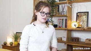 Naturmädchen Luna verwönt sich mit dem Zauberstabvibrator