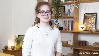 Naturmädchen Luna verwönt sich mit dem Zauberstabvibrator
