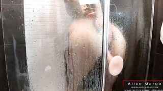 19 Yo women Masturbate into The Shower!