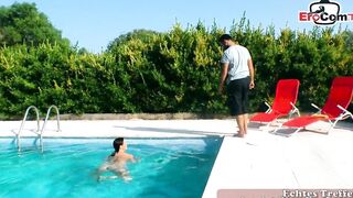 Deutsches normales Mädchen auf Mallorca am pool gefickt