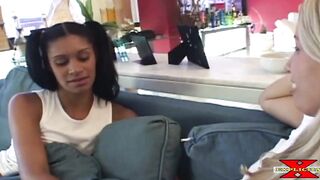 Garota Desejosa Dá o Cuzinho de Presente no Dia dos Namorados