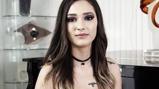 Tempting Jaye Summers sucks off throbbing BBC vigorously