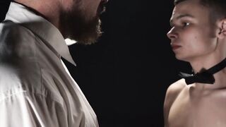 Submissive twink deepthroats hunk before raw doggystyle fuck