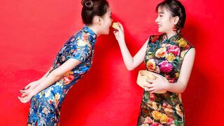 衡阳绿帽奴谢欣喜欢让骚货婊子母狗就爱做鸡的老婆胡尔斯给他戴绿帽，被死渣男周敏大鸡巴疯狂操逼