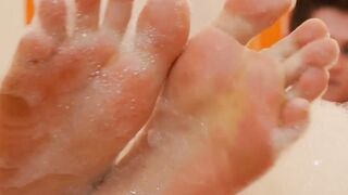 Delicious twink shows off his sexy feet before jacking off