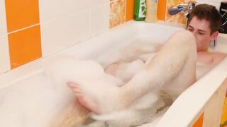 Delicious twink shows off his sexy feet before jacking off