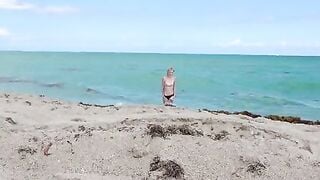 Kate Bloom is a tight little spinner who has found herself at the beach without