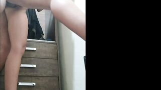 Enteada foi pega pelo padrasto se exibindo na net e veja no que deu