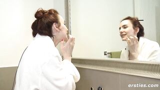 Claudia nimmt euch mit unter die Dusche