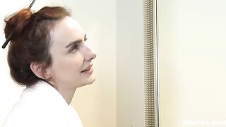 Claudia nimmt euch mit unter die Dusche