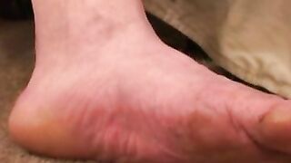 Solo older amateur puts his cock jerking skills to good use