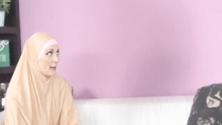 buxom muslim lady knows how tu suck a dick