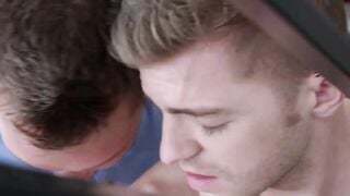 Homo jock Elye Black sucks cock before young ass bareback